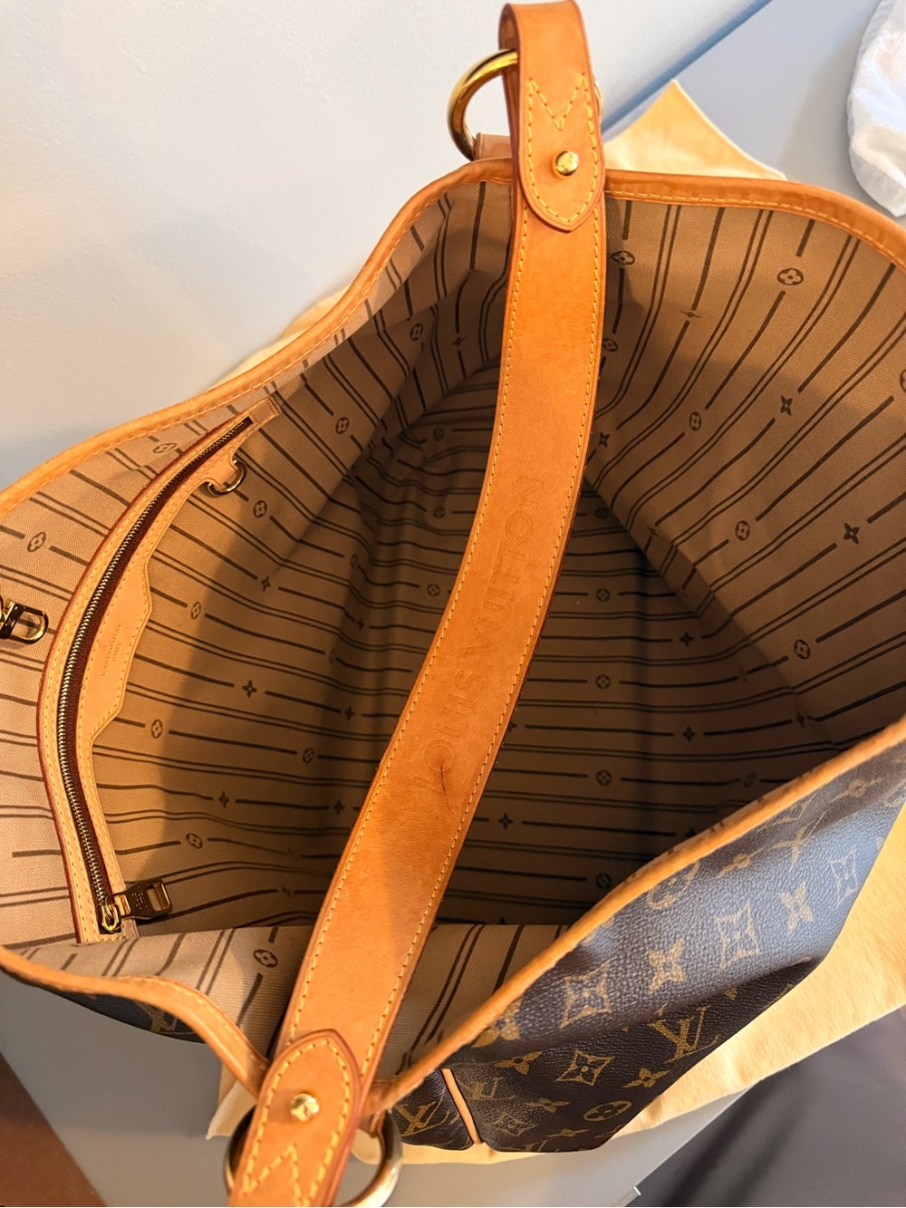 Louis Vuitton Monogram Canvas Shoulder Bag with Natural Vachetta Trim - Picture 8 of 9